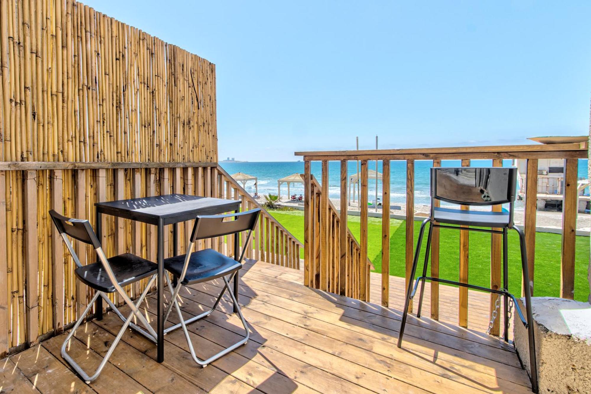 בית חוף מושלם עם גקוזי ומרפסת - Beachside Bliss W Jacuzzi Хайфа Экстерьер фото