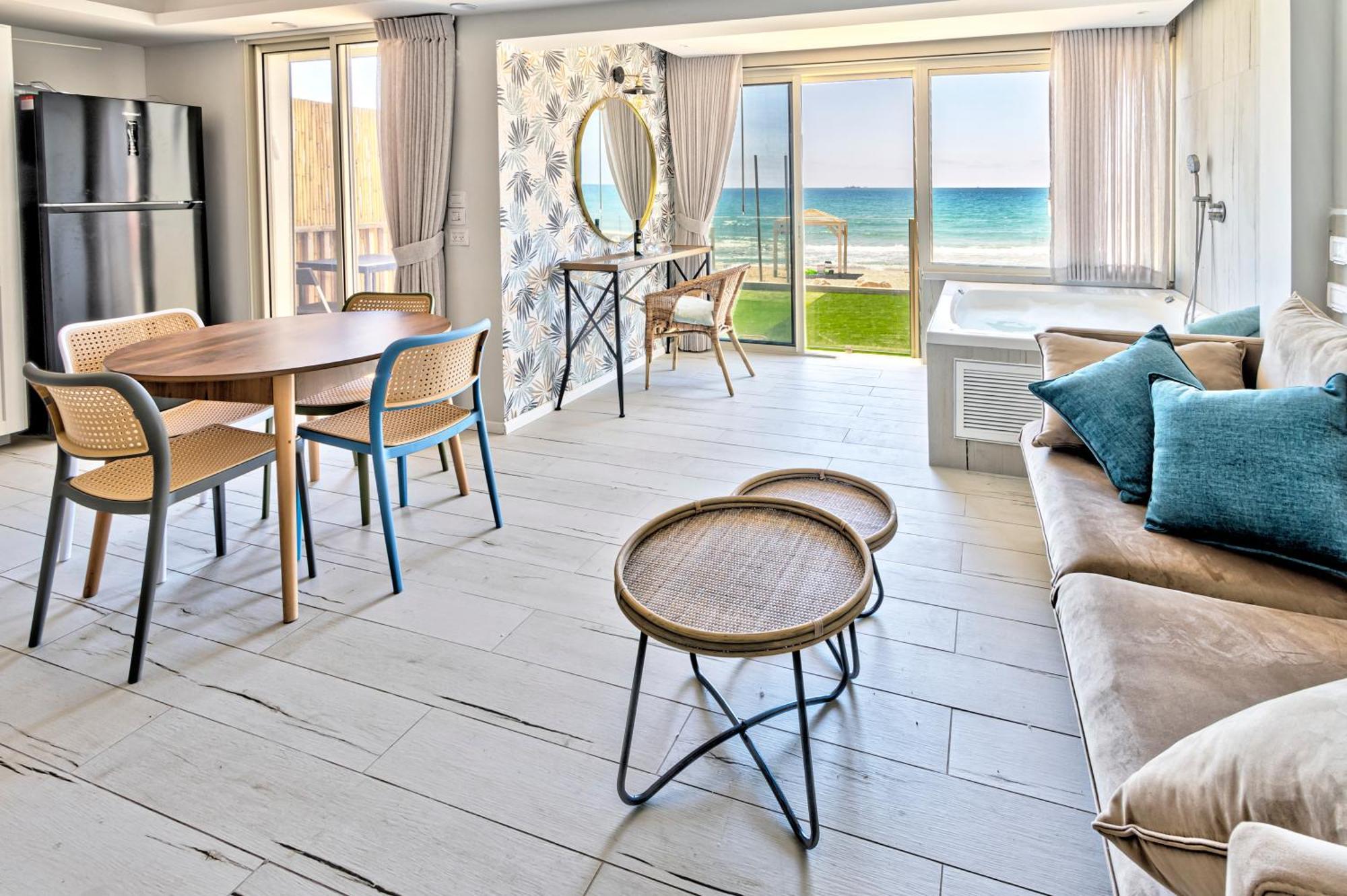בית חוף מושלם עם גקוזי ומרפסת - Beachside Bliss W Jacuzzi Хайфа Экстерьер фото